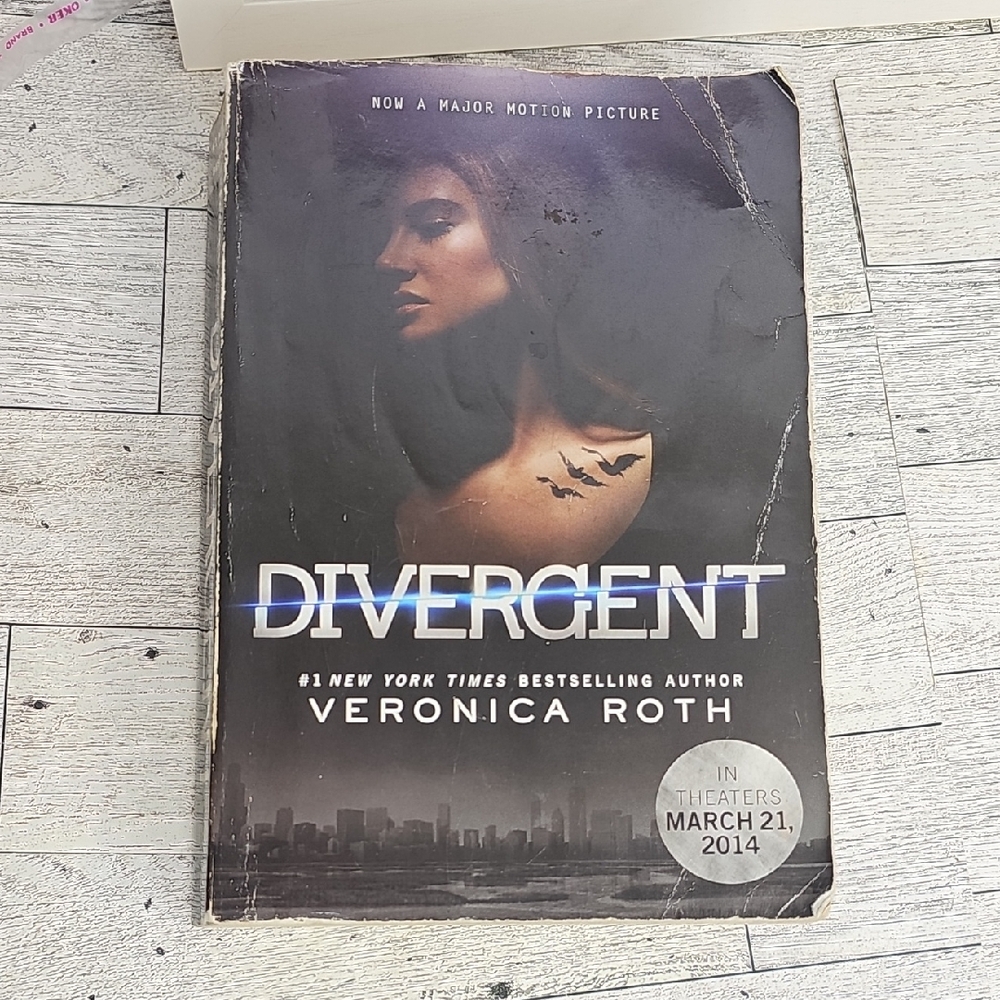 Divergent Book by Veronica Roth